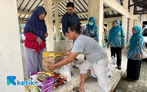 Thumbnail Warga Cemorokandang Borong Kebutuhan Pokok di Gerakan Pangan Murah