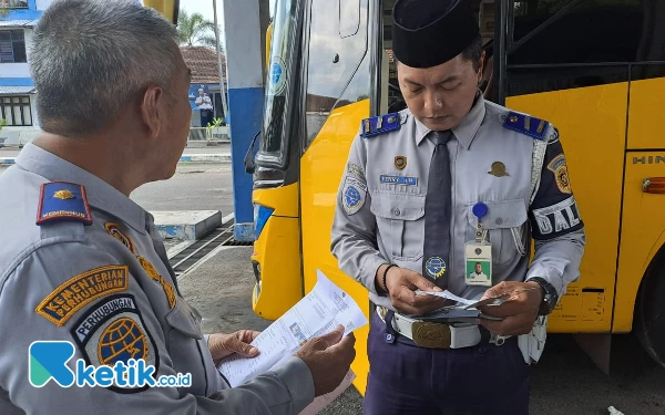 Foto Pemeriksaan kelengkapan dokumen kendaraan (Foto: fenna/Ketik.co.id)