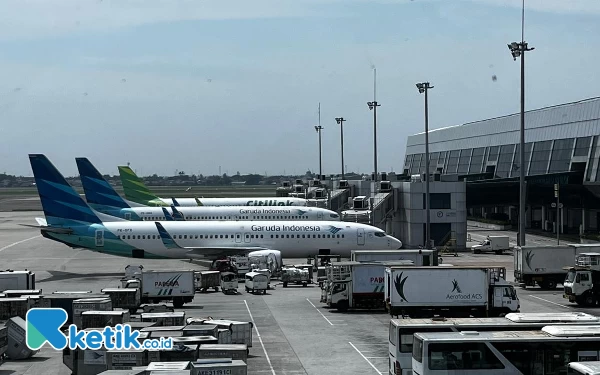 Foto Aktivitas kendaraan cargo mengisi bagasi pesawat di Bandara Soekarno-Hatta. (Foto: Naufal/Ketik.co.id)