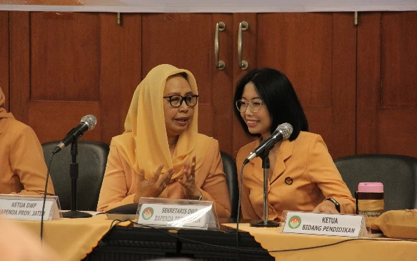 Foto Ibu Bobby Soemiarsono bersama Diana Kresna Bimasakti (Foto: dok. DWP Bapenda Jatim)