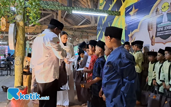 Berbagi Kebahagiaan Bulan Ramadan, Hipmi Jember Santuni Anak Yatim