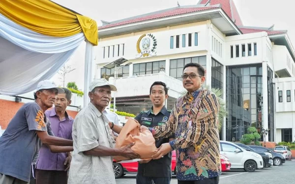 Thumbnail Berita - DPRD Jatim Bagi-Bagi 150 Paket Sembako kepada Warga Kurang Mampu