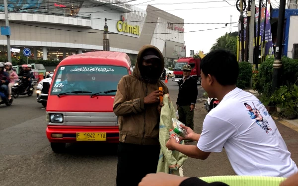 Thumbnail Bantu Pemudik, Gusdurian Cianjur Bagi-Bagi Takjil Lintas Iman