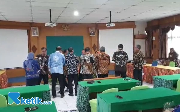 Foto Situasi pada saat penyerahan SK Pembatalan Pelantikan yang dilakukan di Ruang Rapat Bima lantai 3 Kantor BKPP Sleman. (Foto : Tangkapan Layar for Ketik.co.id)