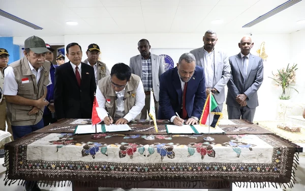 Foto Serah terima bantuan dilakukan oleh Deputi Bidang Penanganan Darurat BNPB Fajar Setyawan dengan Menteri Kesehatan Sudan Haitham Mohamed Ibrahim, disaksikan jajaran Pemerintah Sudan. (Istimewa/ Humas BNPB )