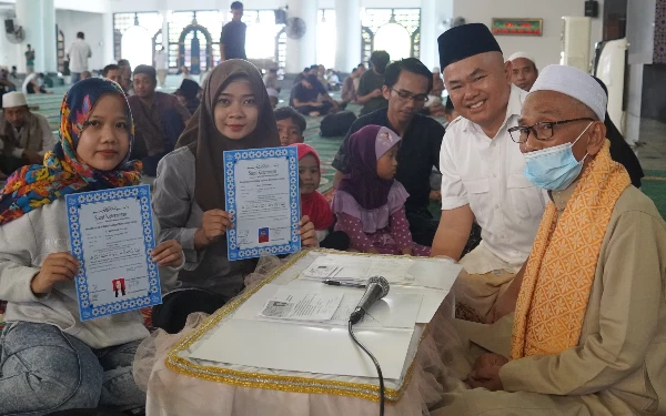 Dua Warga Surabaya Ikrar Mualaf di Masjid Al-Akbar Surabaya