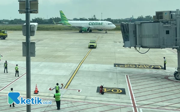 Foto Maskapai Citilink saat mendarat dalam penerbangan perdana di Bandara Dhoho Kediri, Jumat (5/4/2024). (foto : Isa/Ketik.co.id).