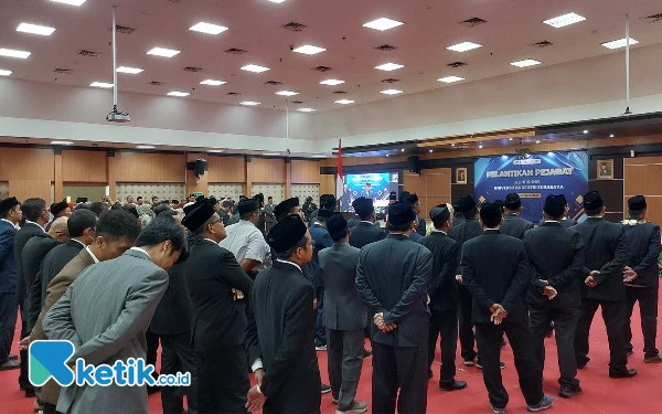 Foto Suasana pelantikan para pejabat baru di lingkungan Kampus Unesa. (Foto: Husni Habib/Ketik.co.id)