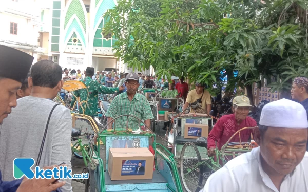 Foto Ratusan tukang becak kembali dengan bahagia usai terima sembako. (Foto. Ismail Hs. Ketik.co.id)