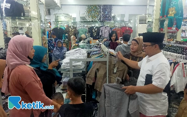 Gunakan TKD, Kades Sidomulyo Boyong 127 Anak Yatim Belanja Baju Lebaran