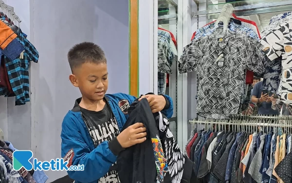 Foto Antusias Muhammad Farhan belanja baju lebaran gratis dari Pemdes Sidomulyo (6/4/2024) (Foto: Fenna/Ketik.co.id)