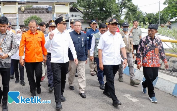 Thumbnail Berita - Pj Gubernur Jatim Tinjau Pemudik Bersama Menko PMK di Pelabuhan Jangkar Situbondo