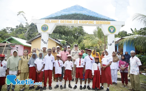 Foto Bupati Freddy Thie saat foto bersama dengan guru dan siswa SD di kampung seraran (foto Humas Pemkab Kaimana)