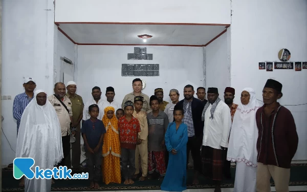 Foto Bupati Freddy Thie foto bersama dengan jamaah sholat tarawih saat kunjungan safari Ramadan (foto: Humas Pemkab Kaimana/ketik.co.id)