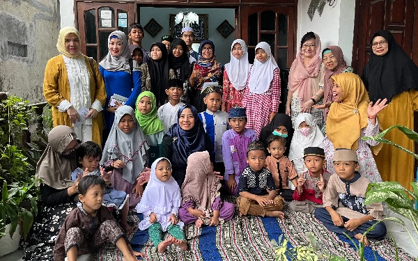 Foto (Kerudung biru) President Rotary Club Surabaya Kaliasin Rohmawati dan anggota saat mengunjungi anak-anak disabilitas dan anak yatim. (Foto: Rotary Kaliasin)