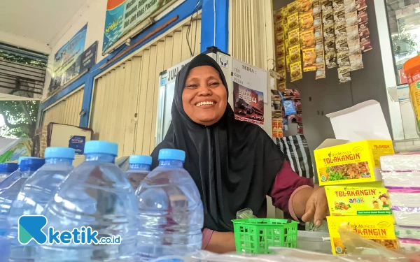 Foto Pedagang Terminal, Mardi (51) akui mulai alami kenaikan omzet. (Foto: Al Ahmadi/Ketik.co.id)