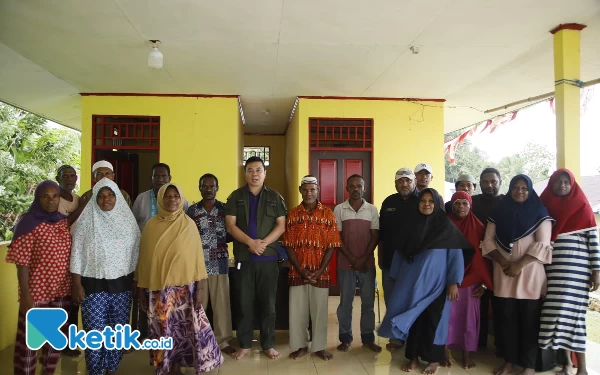 Foto Bupati Freddy Thie foto bersama dengan masyarakat kampung waromi saat kunjungan safari Ramadan (foto Humas Pemkab Kaimana/Ketik.co.id)