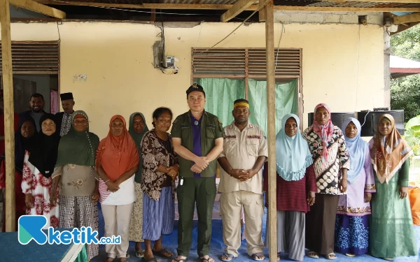 Foto Bupati Freddy Thie foto bersama kunjungan safari Ramadan (foto: Humas Pemkab Kaimana/Ketik.co.id)