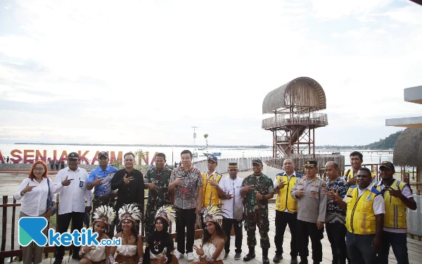 Foto Bupati Freddy Thie foto bersama Wabup Hasbulla Furuada serta tamu undangan di Taman Joko Widodo Iriana Kaimana (foto Humas Pemkab Kaimana/Ketik.co.id)