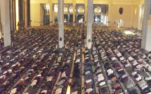 Jemaah Qiyamul Lail Di Masjid Al Akbar Surabaya Membludak