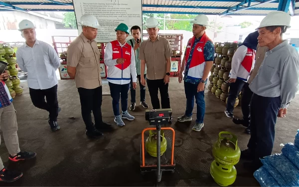 Foto Tipidter Ditreskrimsus Polda Jatim melakukan pengecekan. (Foto: Humas Polda Jatim)