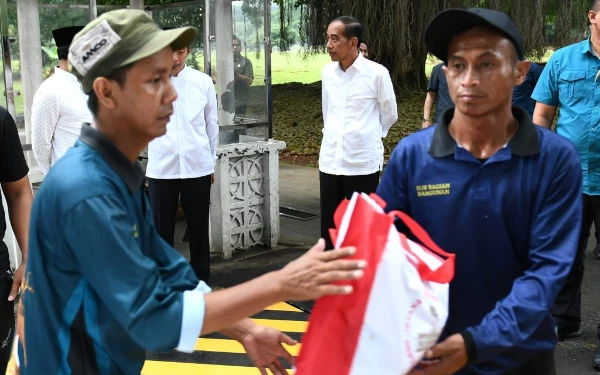 Thumbnail Jelang Lebaran, Jokowi Bagi-Bagi Sembako ke 1.000 Ojol di Istana