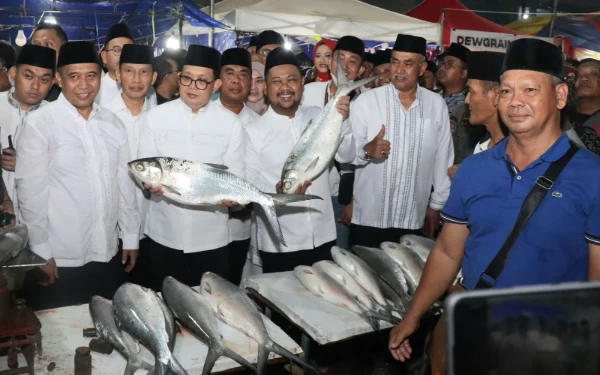 Foto Pj Gubernur Jatim,  Bupati Gresik dan para pejabat kunjungi pasar bandeng tahunan di Gresik.  (foto: Humas Pamkab Gresik)