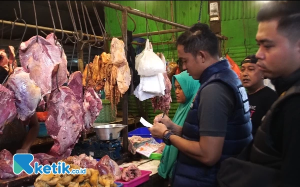 Thumbnail Berita - Sidak Pasar Larangan, Satgas Pangan Sidoarjo Temukan Daging Sapi Dihargai Rp 122 Ribu