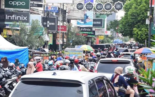 Thumbnail Berita - Jelang Lebaran 1445 H, Warga Padati Jalanan dan Pasar di Cianjur