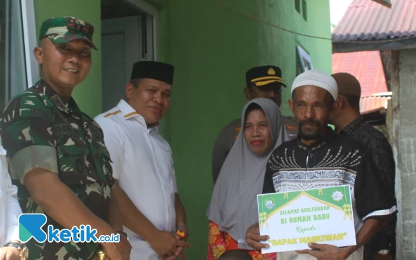 Thumbnail Berita - Jelang Idul Fitri, Pj Bupati Abdya Aceh Serahkan Rumah Layak Huni untuk Duafa