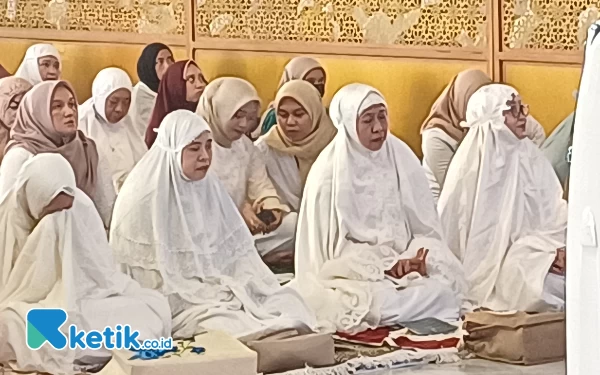 Foto Gubernur Jawa Timur periode 2019-2024 Khofifah Indar Parawansa tampak ikut salat ied di Masjid Al Akbar Surabaya, Rabu (10/4/2024). (Foto: Khaesar/Ketik.co.id)