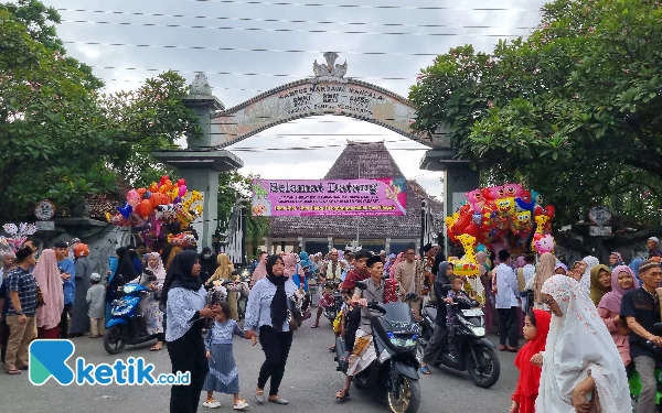 Foto Para jemaah membubarkan diri setelah mengikuti rangkaian salat Ied di Lapangan SMM Yogyakarta. (Foto: Fajar Rianto/Ketik.co.id)