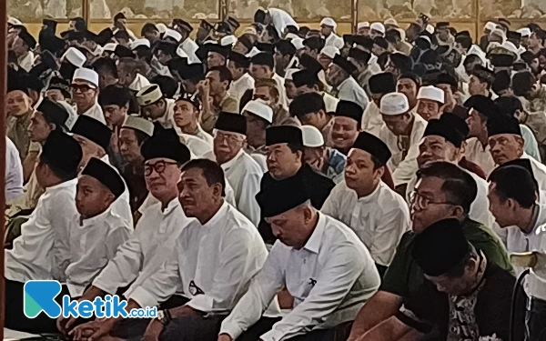 Foto Jamaah salat ied di MAA tampak Khusuk mendengarkan khotbah dari khotib, Rabu (10/4/2024). (Foto: Khaesar/Ketik.co.id)