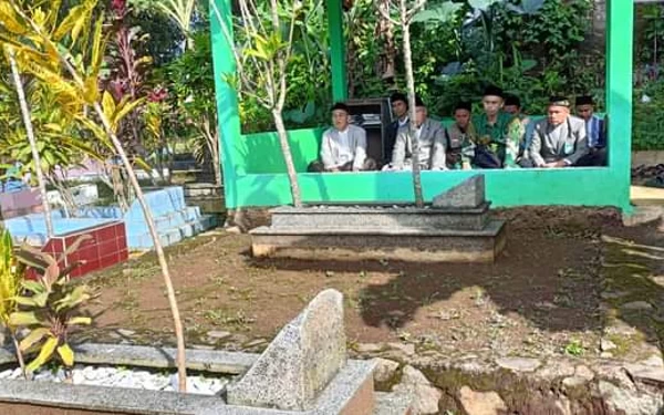 Lebaran Tiba, Masyarakat di Cianjur Gelar Ziarah Kubur