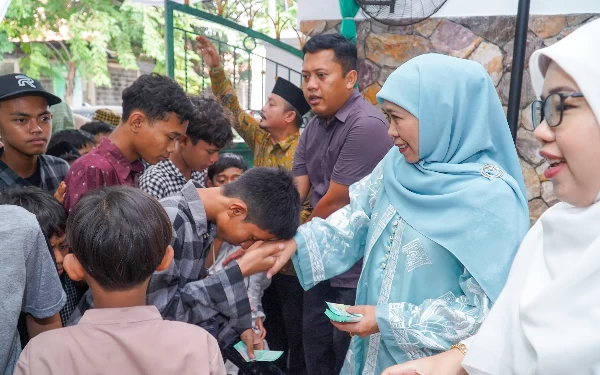 Thumbnail Berita - Gelar Open House, Ratusan Masyarakat Padati Kediaman Khofifah