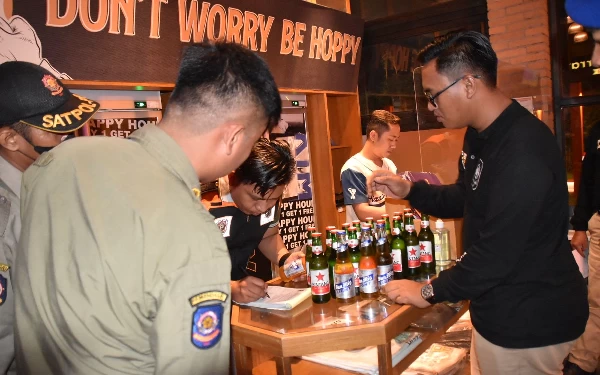 Selama Ramadan, Satpol PP Surabaya Amankan Puluhan Botol Miras