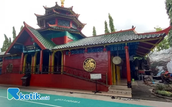 Foto Masjid Cheng Hoo yang berarsitektur ala Negeri Tirai Bambu itu menjadi jujukan wisatawan lokal maupun manca negara. (Foto: Marno/Ketik.co.id)