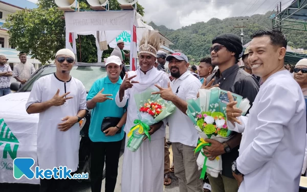 Foto Pimpinan tim Hadrah Mohammad Karet Werfete foto bersama dengan Pendeta M.Latumenten.S.Th saat Penyambutan Remaja jemaat Rehobot dan Katolik di Depan Gereja Rehobot Kaimana (foto La Jen/Ketik.co.id)