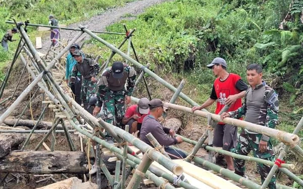 Thumbnail Berita - TNI Bangun Jembatan Darurat Penghubung Antar Desa di Perbatasan Indonesia-Malaysia