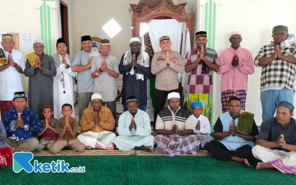 Foto Wakil Bupati Hasbulla Furuada foto bersama jamaah masjid Darussalam setelah menunaikan sholat Jumat ( foto La Jen/Ketik.co.id)