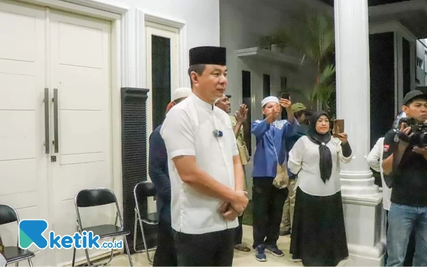 Foto Bupati Freddy Thie saat melepas rombongan dendang sahur di rumah dinas bupati (foto Humas Pemkab Kaimana/Ketik.co.id)