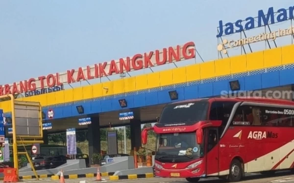 Thumbnail Berita - Arus Balik, 12 Ribu Kendaraan Lintasi Gerbang Tol Kalikangkung Menuju Jakarta