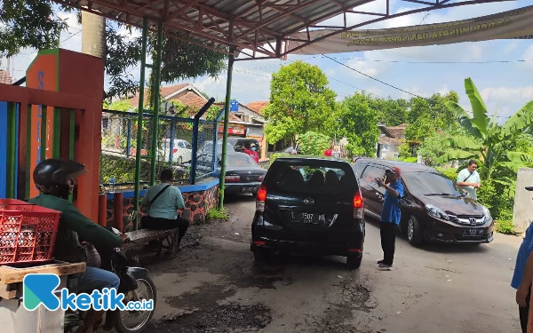 Thumbnail Berita - Jumlah Kendaraan di Jalur Wisata Bendung Gerak Waru Turi Kediri Naik 200 Persen saat Libur Lebaran