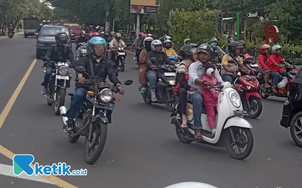 Thumbnail “Pilih dengan baik waktu arus balik lebih awal dan sesuai dengan kondisi dan pemberlakuan rekayasa lalu lintas, sehingga aman dan nyaman serta mudik ceria penuh makna,” tutur Karopenmas Polri Brigjen Pol Trunoyudo dalam keterangan resmi, Minggu (14/4/2024). (Foto: Rifat/Ketik.co.id)