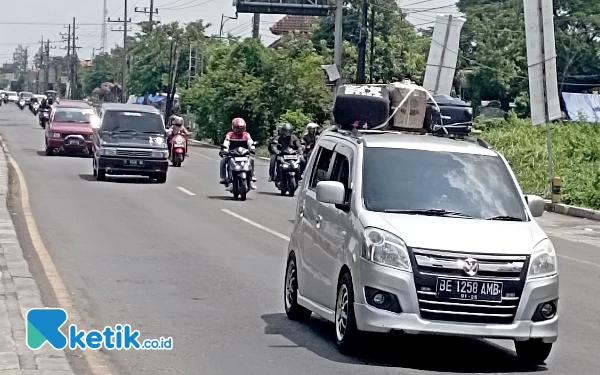 Thumbnail Kepala Biro Penerangan Masyarakat (Karopenmas) Divisi Humas Polri Brigjen Pol. Trunoyudo Wisnu Andiko mengatakan puncak arus balik Lebaran diprediksi terjadi mulai Minggu (14/4/2024) hingga Senin (15/4/2024). (Foto: Rifat/Ketik.co.id)