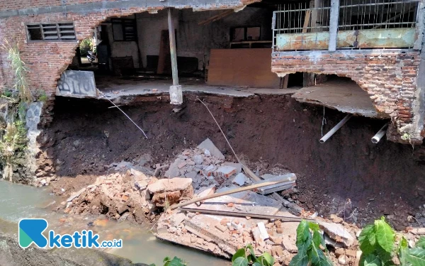 Thumbnail Berita - Dua Rumah di Kota Malang Ambles, Warga Sebut Sempat Ada Retakan