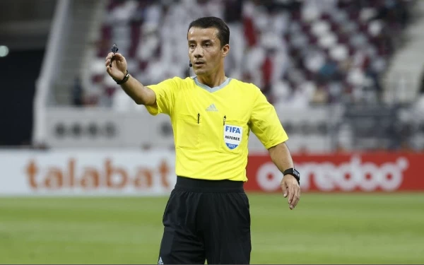 Thumbnail Profil Wasit Nasrullo Kabirov, Dulu Disanjung, Kini Dicaci Suporter Indonesia