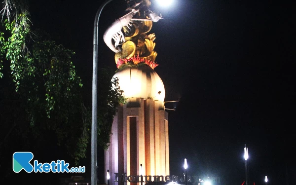 Foto Monumen Jayandaru, monumen wahyu kejayaan, yang berdiri megah di Alun-Alun Sidoarjo. (Foto: Fathur Roziq/Ketik.co.id)