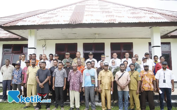 Foto Wakil Bupati Hasbulla Furuada foto bersama dengan Distrik Kambrauw Vence.E.Septory beserta staf dan kepala kampung se distrik kambrau (foto Humas Pemkab Kaimana/Ketik.co.id)