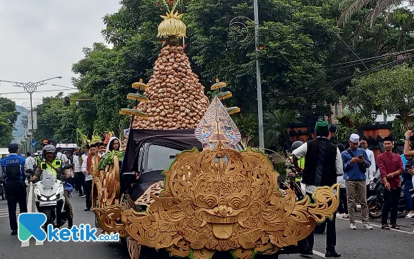 Foto Arak arakan Grebeg Kupat Tumpeng Syawalan yang digelar oleh Dinas Pariwisata Kota Batu Jawa Timur, Rabu (17/4/2024). (Foto: Sholeh/ketik.co.id)